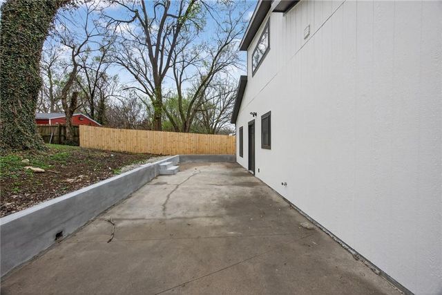 1215 E South Avenue, Independence, MO 64050