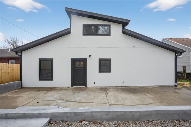 1215 E South Avenue, Independence, MO 64050