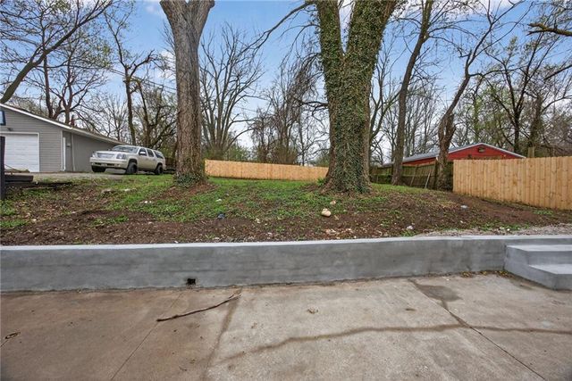 1215 E South Avenue, Independence, MO 64050