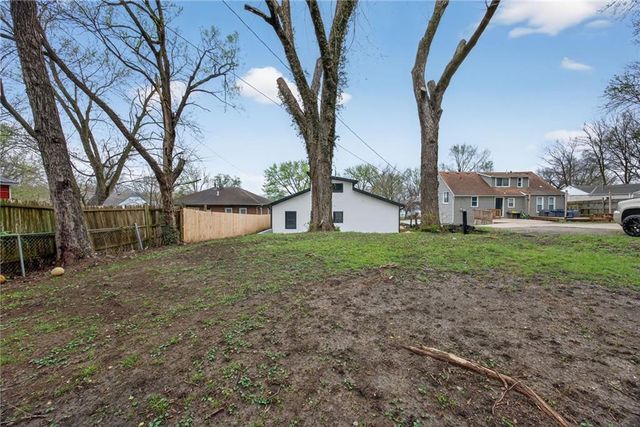 1215 E South Avenue, Independence, MO 64050