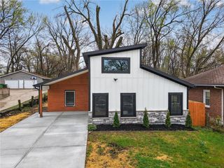 1215 E South Avenue, Independence, MO 64050