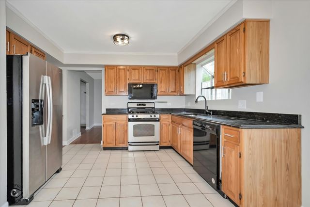 8348 Adbeth Avenue, Woodridge, IL 60517