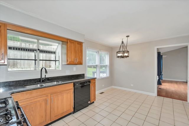 8348 Adbeth Avenue, Woodridge, IL 60517