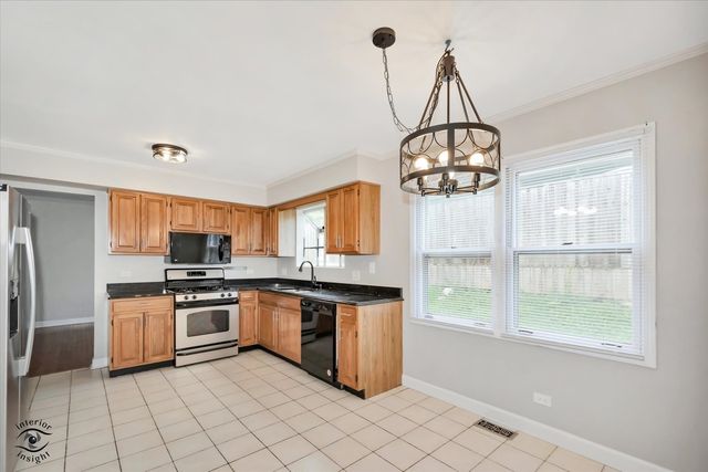 8348 Adbeth Avenue, Woodridge, IL 60517