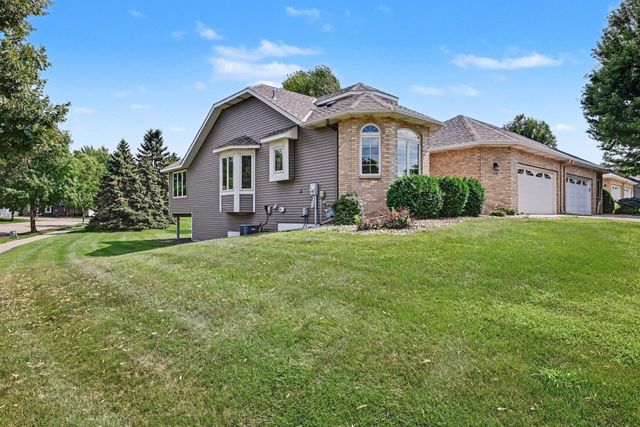 3028 Highpointe Curve, Roseville, MN 55113