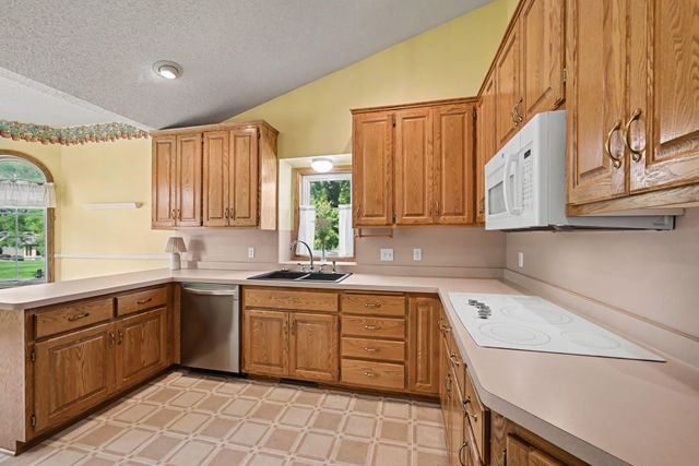 3028 Highpointe Curve, Roseville, MN 55113