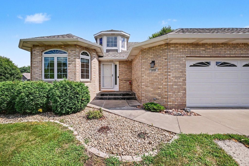 3028 Highpointe Curve, Roseville, MN 55113