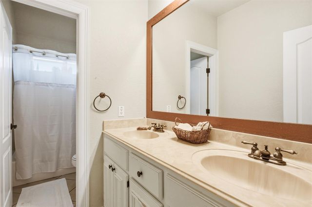 104 Hamilton Court, Clute, TX 77531