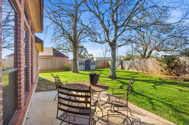 104 Hamilton Court, Clute, TX 77531