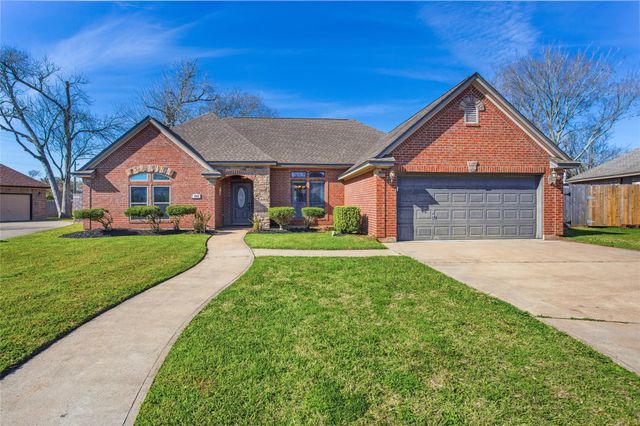 104 Hamilton Court, Clute, TX 77531