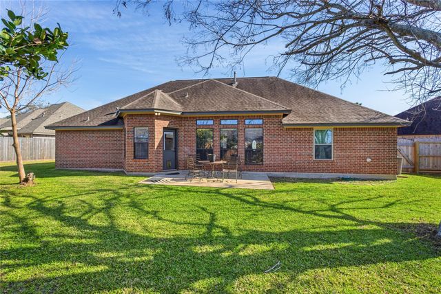 104 Hamilton Court, Clute, TX 77531