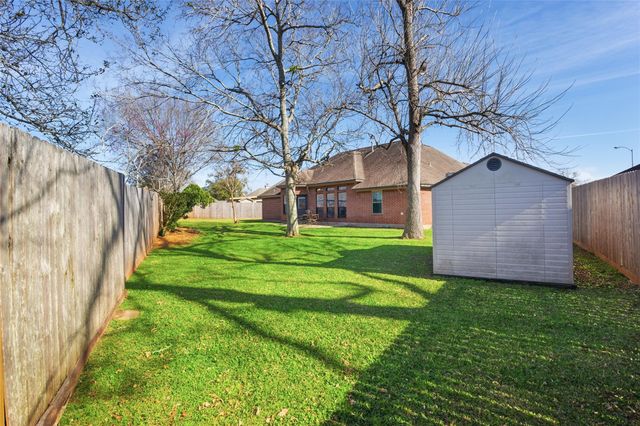 104 Hamilton Court, Clute, TX 77531