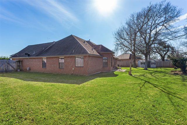 104 Hamilton Court, Clute, TX 77531