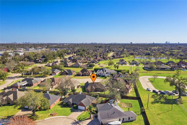 104 Hamilton Court, Clute, TX 77531