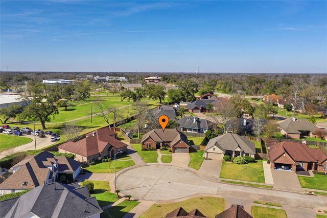 104 Hamilton Court, Clute, TX 77531