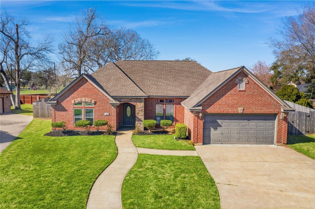 104 Hamilton Court, Clute, TX 77531