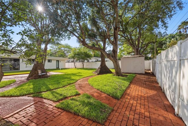 10910 NE 9th Ct, Biscayne Park, FL 33161