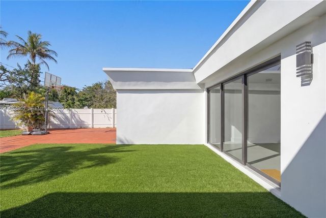 10910 NE 9th Ct, Biscayne Park, FL 33161