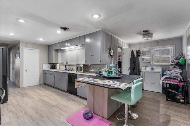 2306 Avenue P, Huntsville, TX 77340