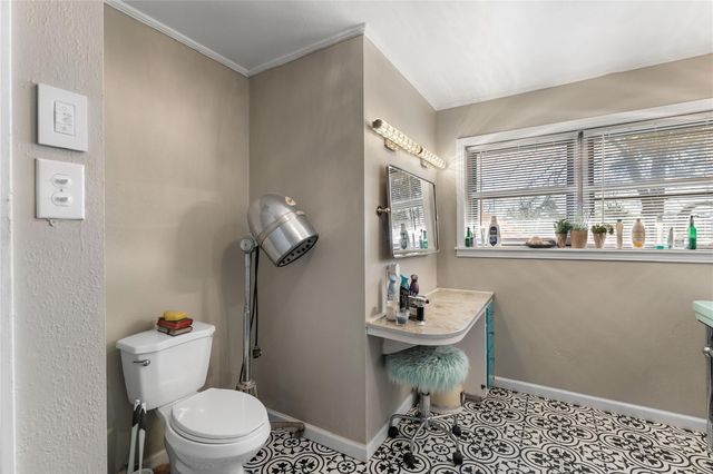 2306 Avenue P, Huntsville, TX 77340