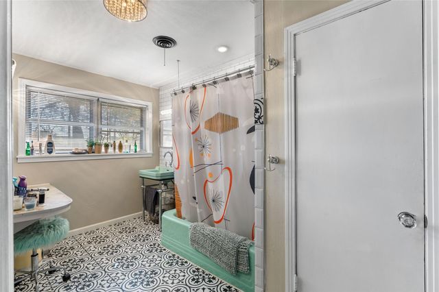 2306 Avenue P, Huntsville, TX 77340