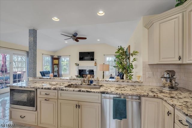 49 Laguna Dr, Wayne Twp., NJ 07470