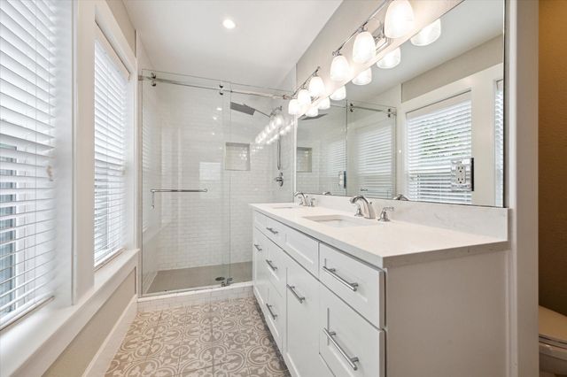 5001 Farmer Street, Houston, TX 77020