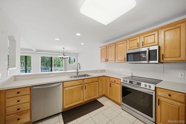 37810 Jefferson Avenue, Harrison Charter Township, MI 48045