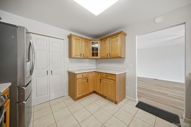 37810 Jefferson Avenue, Harrison Charter Township, MI 48045