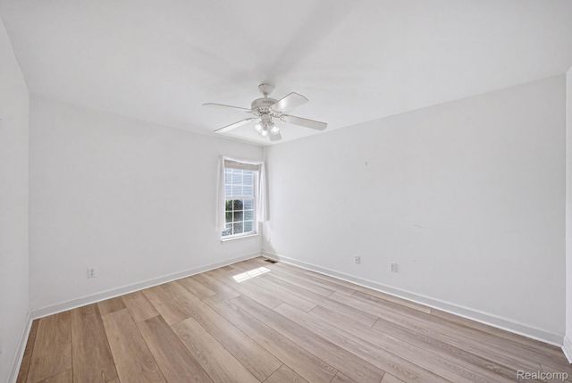 37810 Jefferson Avenue, Harrison Charter Township, MI 48045