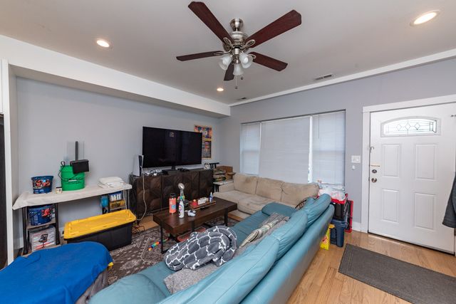 2437 N Ashland Avenue 1F, Chicago, IL 60614