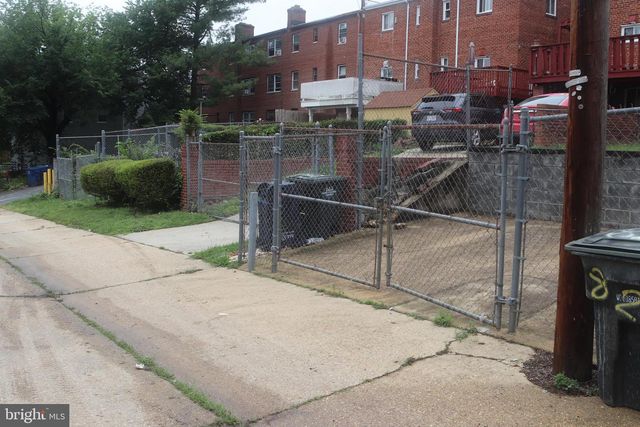 825 BARNABY ST SE, Washington, DC 20032
