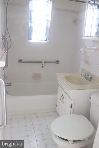 825 BARNABY ST SE, Washington, DC 20032