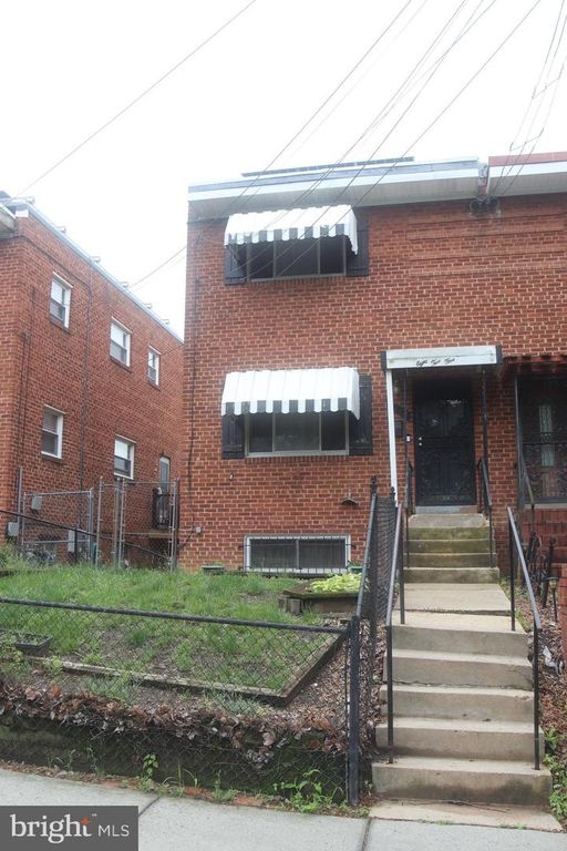 825 BARNABY ST SE, Washington, DC 20032