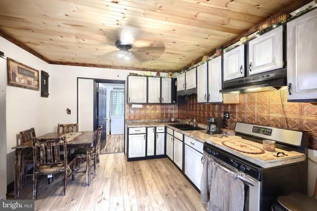 Image 14 of property listing at 711 S FRONT ST, Wrightsville, PA 17368