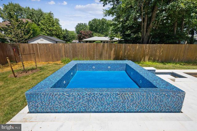 1002 AVERY CT SW, Vienna, VA 22180
