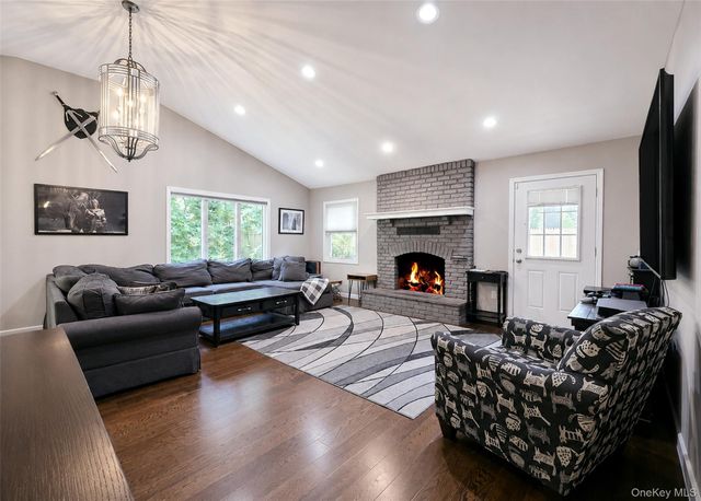19 Pennaquid Road, Coram, NY 11727
