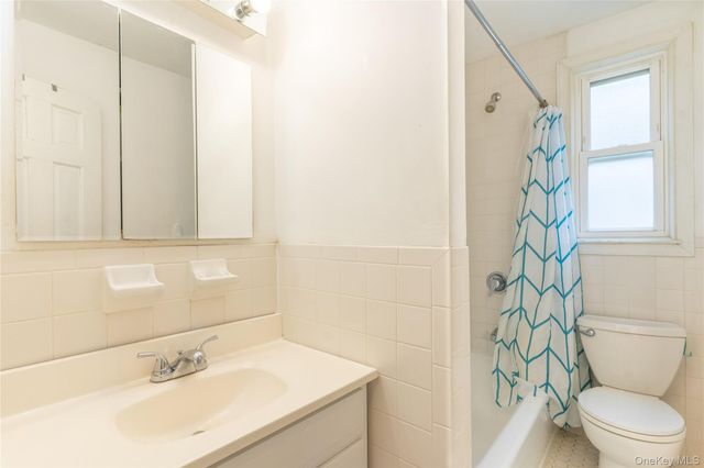 135 Hilltop Acres 135, Yonkers, NY 10704