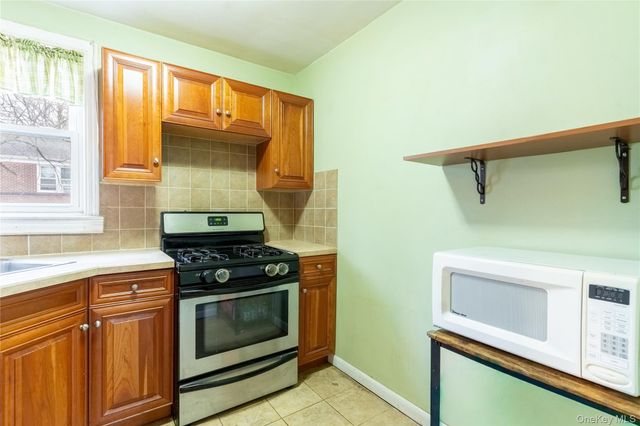 135 Hilltop Acres 135, Yonkers, NY 10704