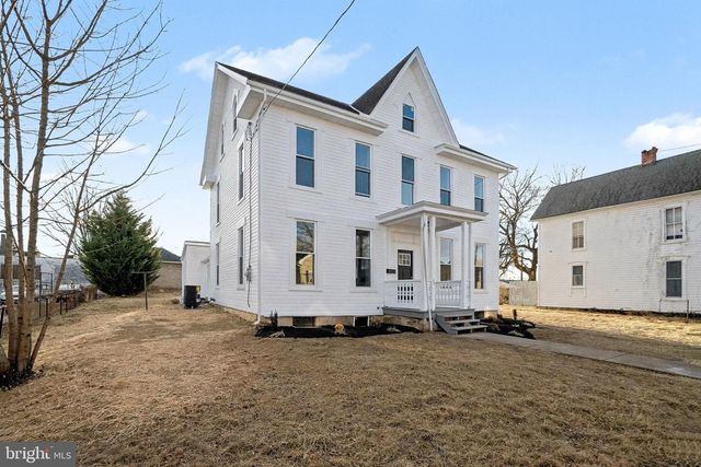 35 N FRANKLIN ST, Waynesboro, PA 17268