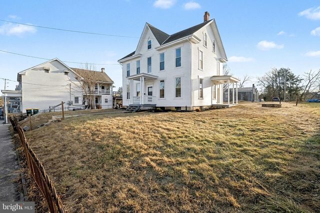 35 N FRANKLIN ST, Waynesboro, PA 17268