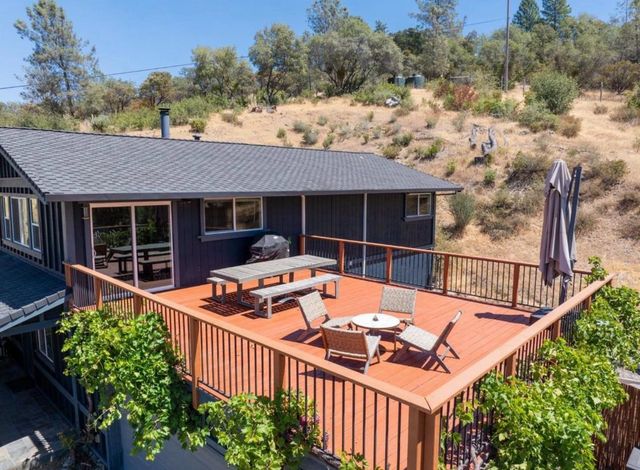 12233 Hilltop Dr, Grass Valley, CA 95949