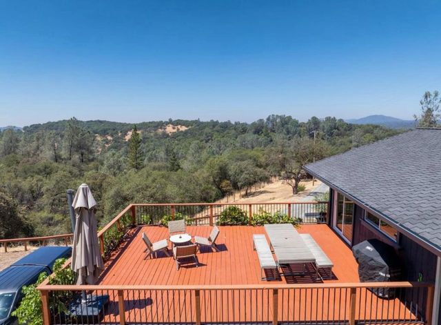 12233 Hilltop Dr, Grass Valley, CA 95949