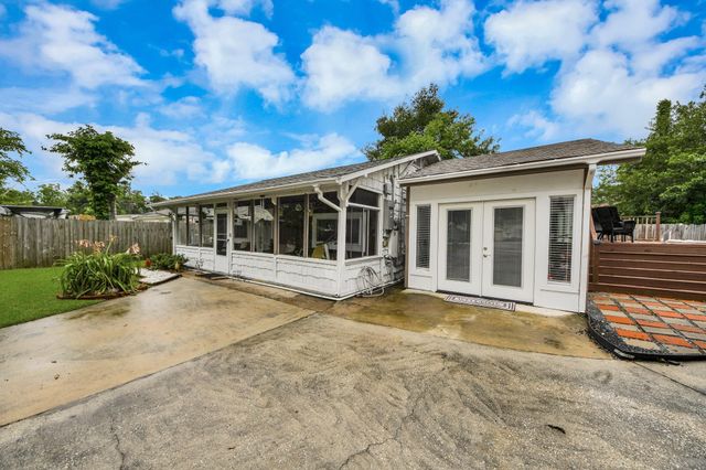 204 N 6th Street, Highlands, TX 77562