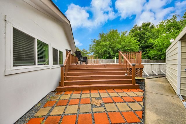 204 N 6th Street, Highlands, TX 77562