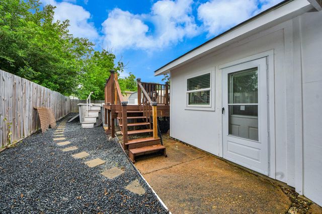 204 N 6th Street, Highlands, TX 77562