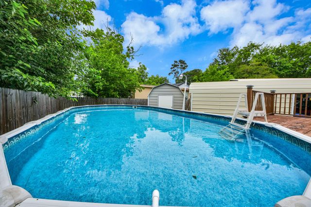 204 N 6th Street, Highlands, TX 77562