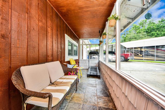 204 N 6th Street, Highlands, TX 77562