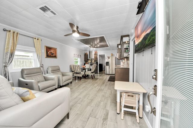 204 N 6th Street, Highlands, TX 77562