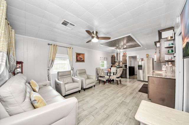204 N 6th Street, Highlands, TX 77562